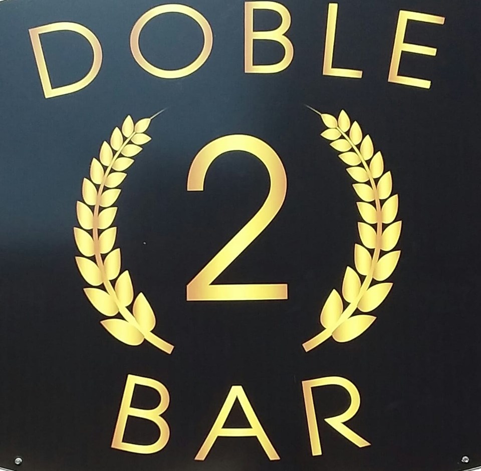 Logotipo de Doble 2 Bar